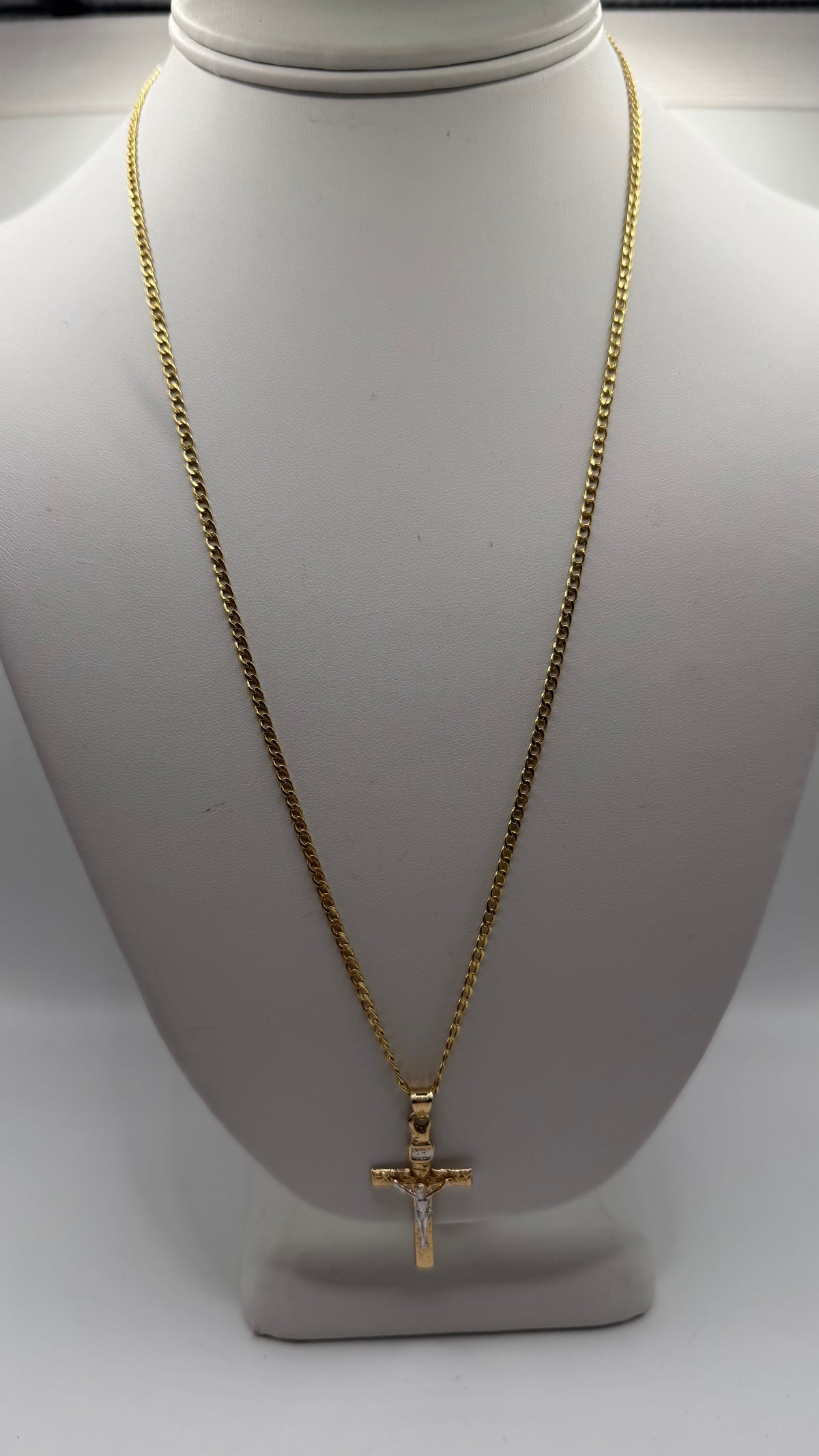 Cadena con Crucifijo en Oro 14K